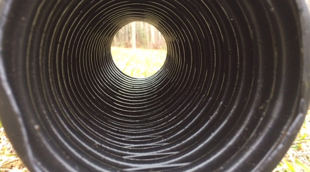 Détection de drain bouché à la maison, tube en vue avec un trou au centre